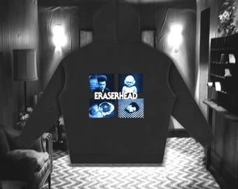 Könnte beinhalten: Ein schwarzer Kapuzenpullover mit einem Grafikdruck auf der Rückseite. Der Druck besteht aus vier blau getönten Quadraten, die Szenen aus dem Film Eraserhead zeigen, wobei das Wort Eraserhead in weißer Schrift über die Bildmitte gedruckt ist.