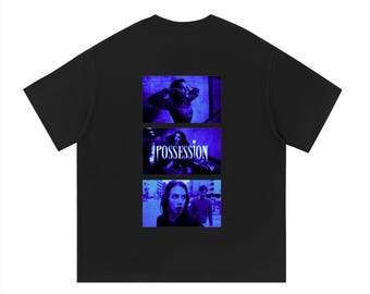 Könnte beinhalten: Ein schwarzes T-Shirt mit kurzen Ärmeln und drei übereinander angeordneten, rechteckigen Fotodrucken in Blautönen auf der Rückseite. Der mittlere Druck zeigt das Wort POSSESSION in einer stilisierten weißen Schrift. Die Bilder zeigen Szenen.