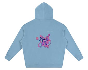 Könnte beinhalten: Ein hellblauer Kapuzenpullover mit einem Grafikdruck einer Pilzgruppe in Rosa-, Lila- und Orangetönen auf der Rückseite. Der Text "Casa Romero" ist in kleinen weißen Buchstaben über der Pilzillustration aufgedruckt.