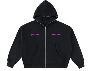 Könnte beinhalten: Ein schwarzer Kapuzenpullover mit Reißverschluss und silberner Zierleiste entlang der Kapuzenkante. Auf der Vorderseite ist das Wort "gabbo" in lilafarbenen, stilisierten Buchstaben auf beiden Brustseiten zu sehen. Mit durchgehendem Reißverschluss.