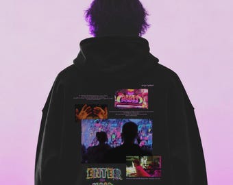 Könnte beinhalten: Ein schwarzer Kapuzenpullover mit einer Collage aus filmischen Bildern auf der Rückseite. Die Grafiken zeigen ein Neonschild mit der Aufschrift SEX MONEY POWER, ein Paar Hände, eine Silhouette in einem bunten Raum und den Text ENTER THE VOID.