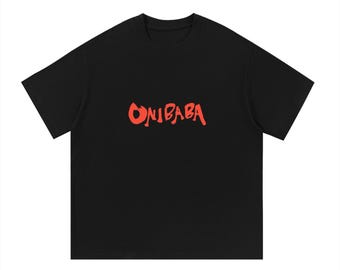 Könnte beinhalten: Ein schwarzes kurzärmeliges T-Shirt mit dem Wort ONIBABA, das in einer kräftigen, stilisierten roten Schrift mittig auf der Brust aufgedruckt ist. Das Kleidungsstück hat einen Rundhalsausschnitt und eine Standardpassform mit klarem Design.