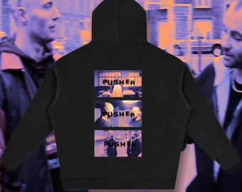 Könnte beinhalten: Ein schwarzer Kapuzenpullover mit drei übereinander angeordneten rechteckigen Grafikdrucken auf der Rückseite. Jeder Druck zeigt eine Filmszene mit dem Wort PUSHER in einer fetten, dunklen Blockschrift in der Mitte jedes einzelnen Bildes.