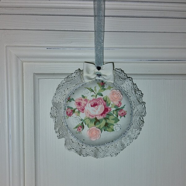 Médaillon en tissu de style shabby chic avec des roses