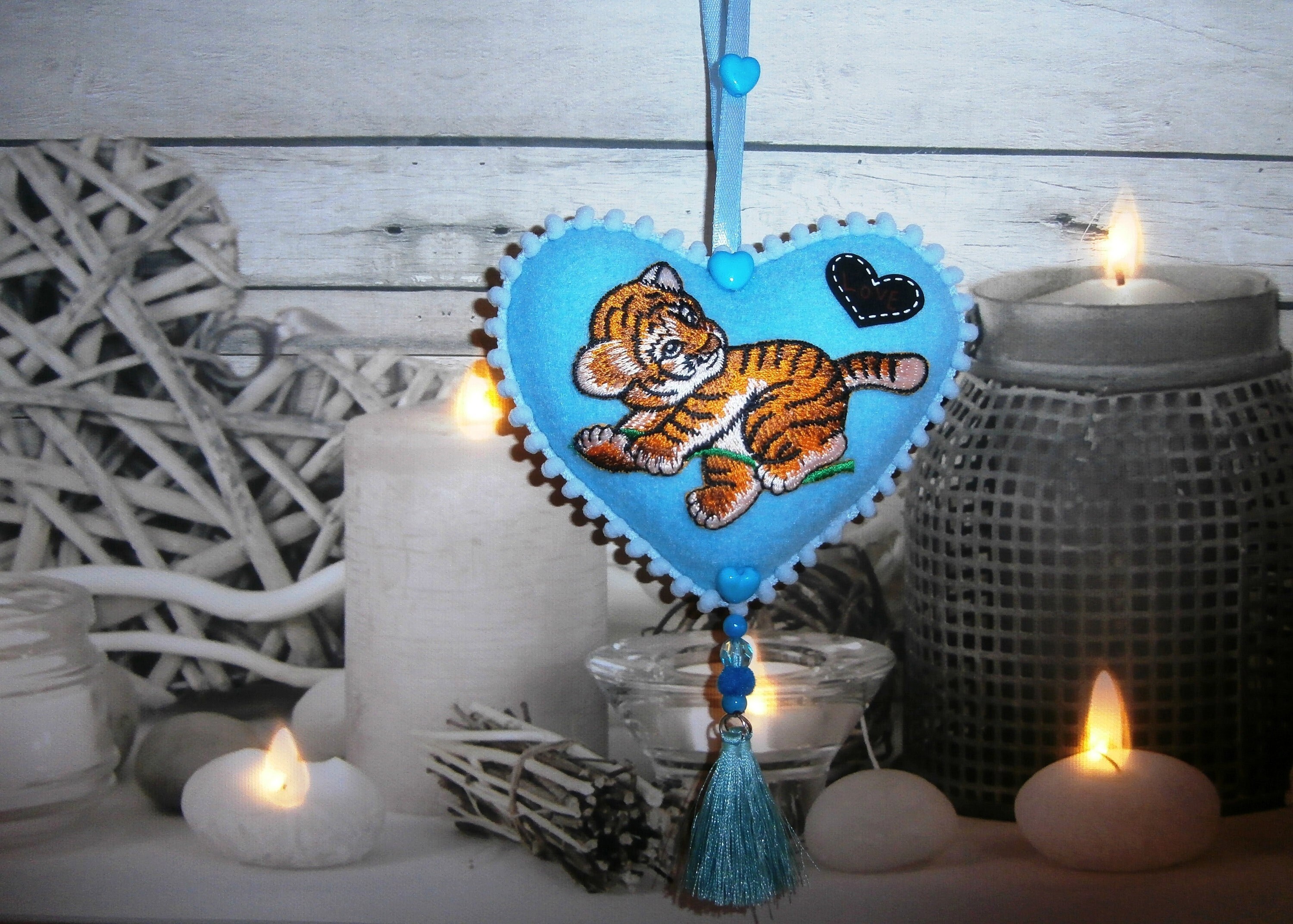 Coeur en Feutrine Bleu avec Décoration de Tigre