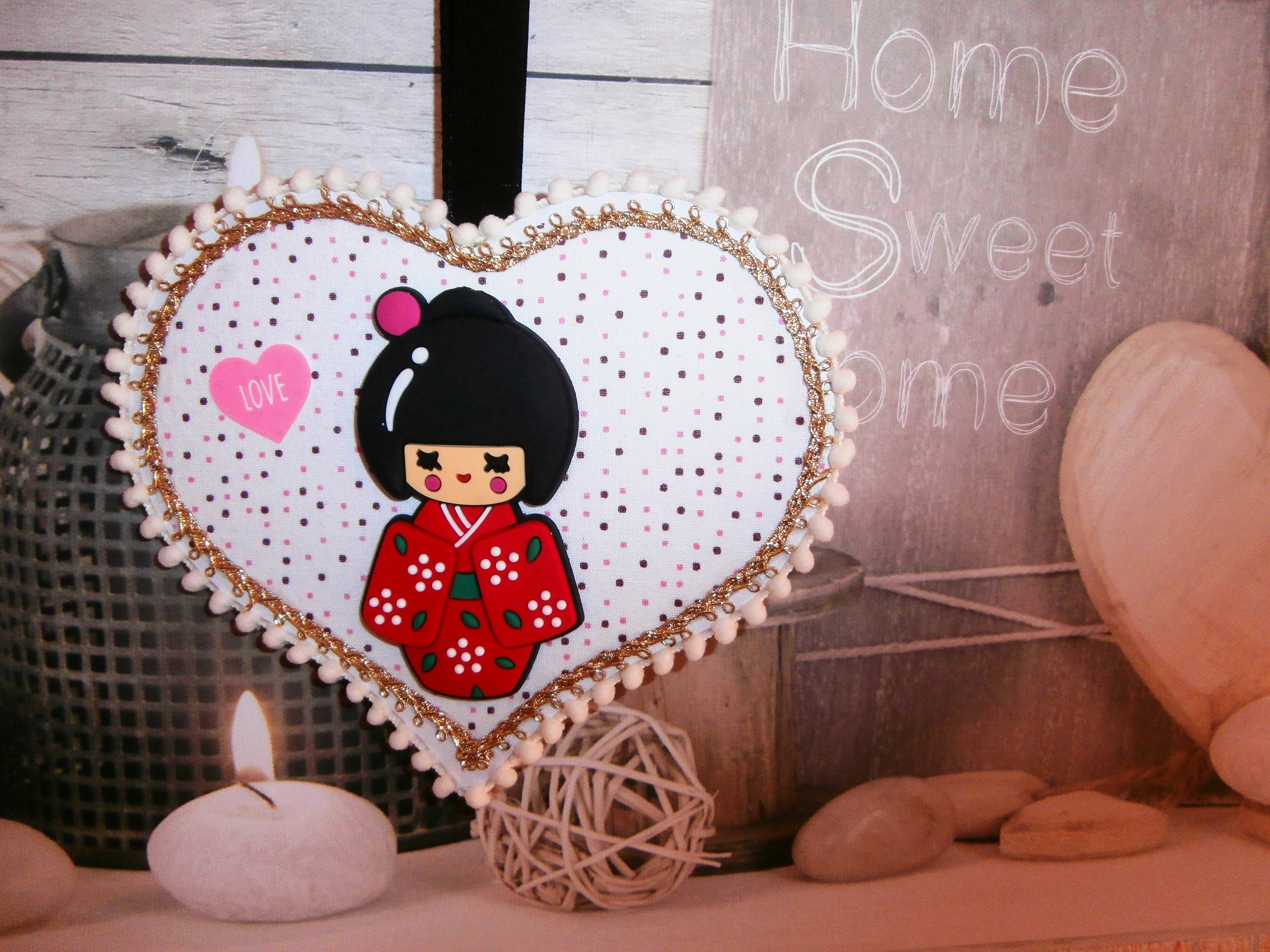 Coeur en Bois à Suspendre avec Poupée Kokeshi