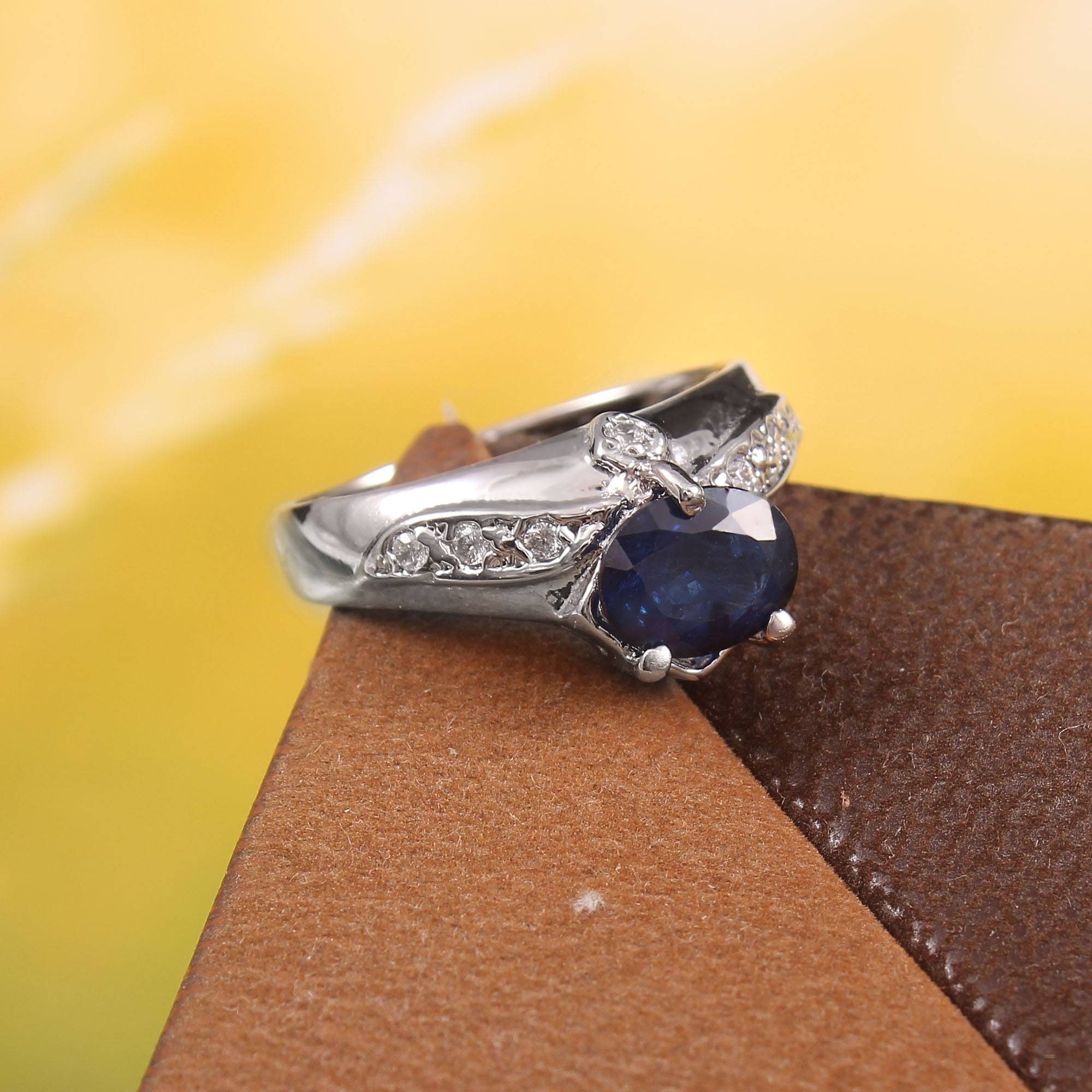 Anello In Oro Bianco 18kt Con Zaffiro Ovale Centrale E Doppio Giro Di Diamanti - Foto 5