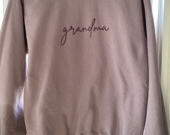 Hand Embroidered Custom Mom/Dad/Grandparent Crewneck Sweatshirt/Grandma/Grandpa/Grandchildren