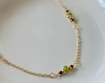 Collar Sage Grace hecho a mano con cuentas de vidrio verdes y marrones, cadena de metal mixto.