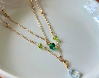 Collar corona forestal hecho a mano con cuentas de vidrio verde y cadena de metal mixto.