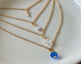 Collar de estrella fugaz hecho a mano con cuentas de vidrio tallado azules y transparentes.