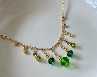 Collar artesanal con diseño de gotas de rocío, cuentas de vidrio verde y cadena de metal mixto.