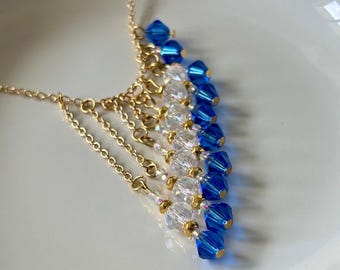 Collar cascada azul hecho a mano con cuentas de vidrio azules, transparentes e iridiscentes.