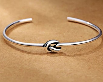 Bracciale rigido in argento con nodo d'amore, regalo per lei