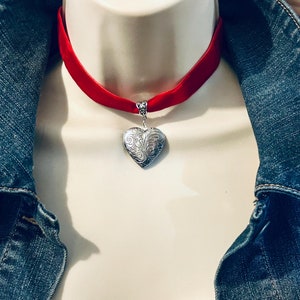 Choker con ciondolo a forma di cuore in nastro di velluto, girocollo da donna Boho Hippie Love Friendship Holiday Valentines