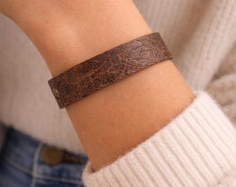 Pulseira rústica de couro marrom, pulseira de couro estilo country, pulseira de couro com efeito envelhecido, joia country, pulseira minimalista boho
