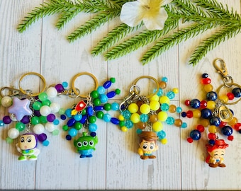 Portachiavi con personaggi ispirati ai giocattoli / Portachiavi con cowboy alieno cowboy dello spazio / Ciondolo per borsa con perline colorate / Ciondolo per zaino / Regalo fatto a mano