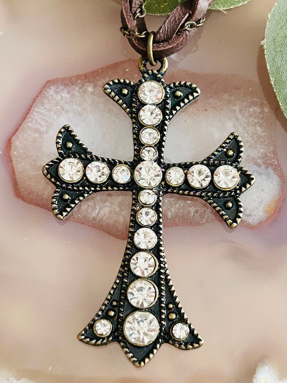 Womens leather on sale necklace with cross