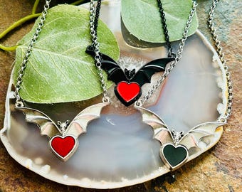 Collana con ciondolo a forma cuore con pipistrello Dark