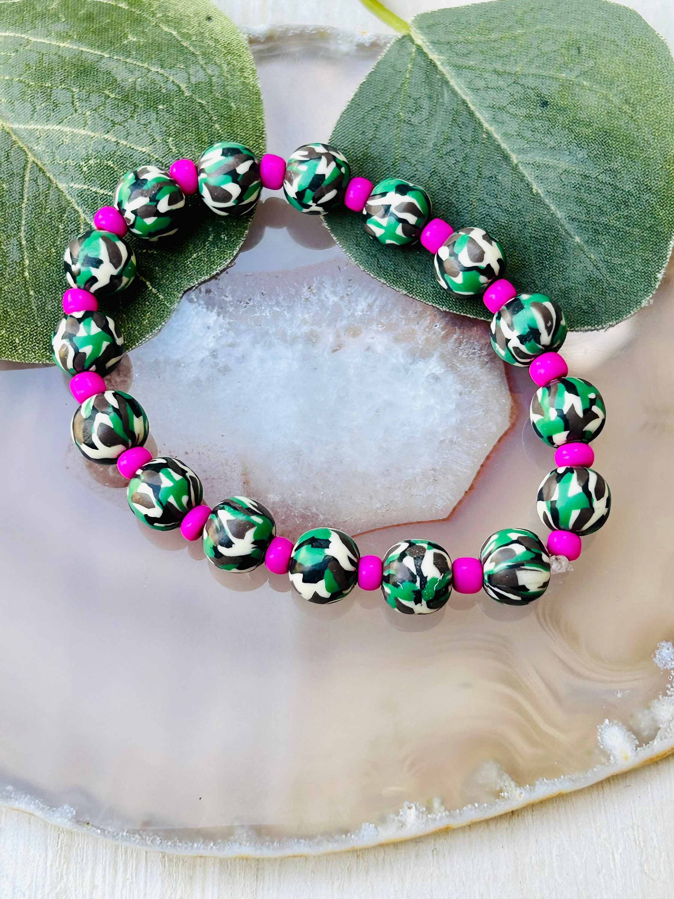 KAMIYA Mexican Beads Bracelet グリーン、ピンク Camo Green, Pink, and Black Beaded Stretch Bracelet , Kids Boho