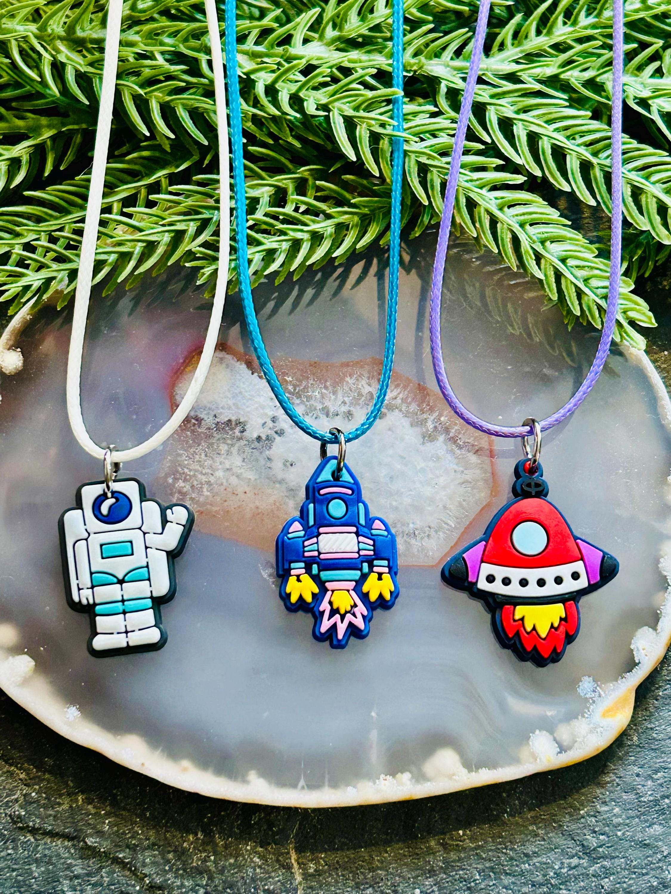 Ciondolo astronauta riempito in oro 18 carati, collana con