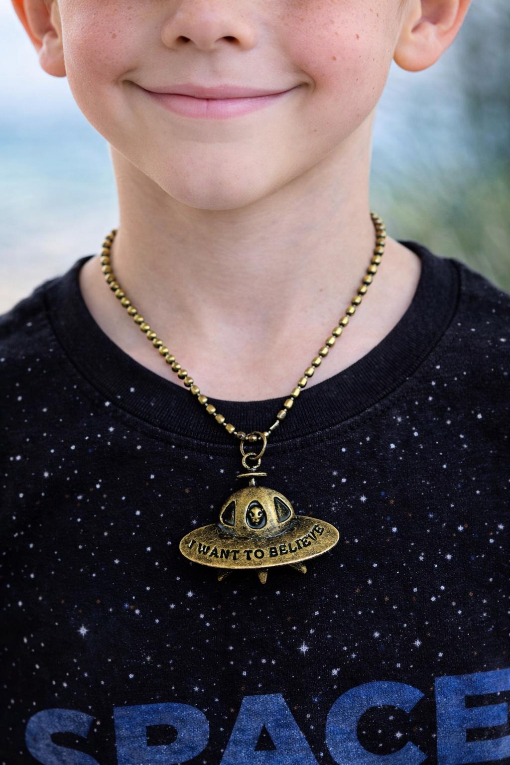 Tapp Collections Collier en acier inoxydable 316L avec pendentif en forme d'éclair de super-héros – Couleur argent, Acier inoxydable, Pas de gemme Tapp Collections Collier en acier inoxydable 316L avec pendentif en forme d'éclair de super-héros – Couleur argent, Acier inoxydable, Pas de gemme