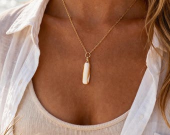 Collar con colgante de concha natural, collar costero dorado, joyería bohemia playera, delicado collar inspirado en el océano, regalo para ella.