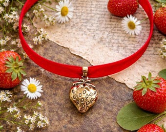 Choker aardbei medaillon, rood fluwelen ketting, Cottagecore-sieraden, schattige fruitketting, cadeau voor haar, esthetische sieraden