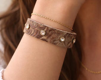 Bracciale in pelle lavorata western con strass, bracciale rustico boho cowgirl, cinturino in pelle goffrata, gioielli western