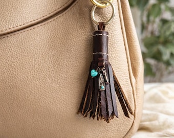 Donkerbruine leren sleutelhanger met kwastje met turkoois bedel | Handgemaakte boho-sleutelhanger | Westerntasbedel | Rustiek portemonneeaccessoire | Cadeau voor haar