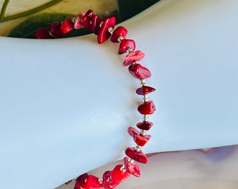 Pulsera de coral rojo con chips - Diseño de alambre con memoria