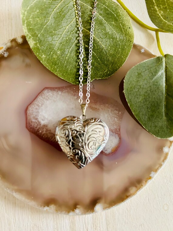 Ladies silver locket necklace deals