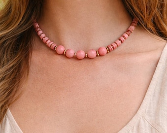 Collar rosa con cuentas de concha, joyería estilo cottagecore costero, collar boho playero, joyería de verano, regalo para ella.