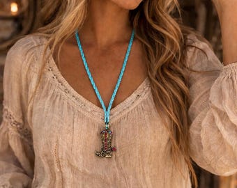 Collar con bota vaquera con diamantes de imitación, colgante de bota vaquera, collar trenzado de cuero rosa turquesa, regalo de joyería vaquera para ella.