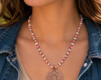 Rosa Perlenkette im Boho-Stil, Mandala-Anhänger aus Kupfer, Schmuck aus weißen und rosa Perlen, Statement-Kette im Boho-Stil, Geschenkidee für Sie