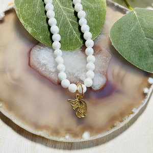 Collier enfant blanc et doré à breloques licorne, collier enfant doré