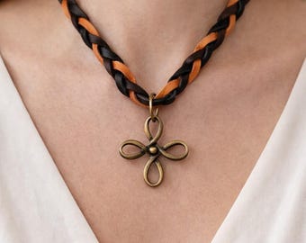 Colar com pingente de cruz em couro trançado, estilo rústico, colar de couro estilo country, joia para cowgirl, colar com cruz boho, presente para garota do campo