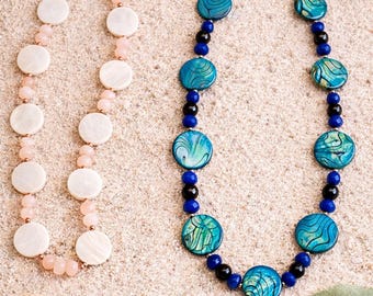 Collar de conchas naturales, collar bohemio playero, joyería costera, collar de conchas inspirado en el océano, regalo de joyería de verano para ella.