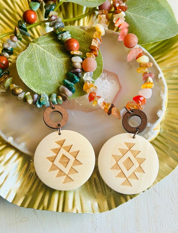 Chip Bead Agate Beaded Aztec Pendant Necklace Womens Geometric Boho Hippie Western Southwestern Gemstone Necklace