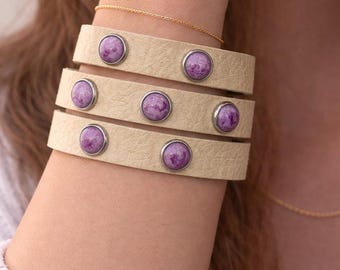 Bracelet en cuir triple tour avec clous en pierres violettes, bracelet superposé en cuir crème, bracelet enveloppant tendance bohème
