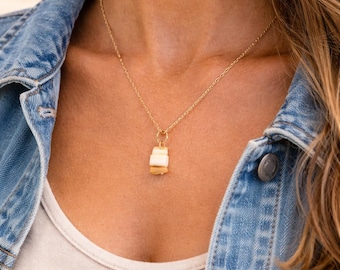 Collar con colgante de concha natural, collar playero dorado, joyería bohemia costera, collar delicado para combinar con otras joyas, regalo inspirado en el océano.