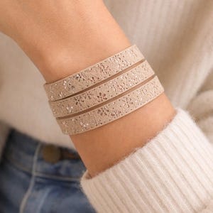 Pulsera de cuero beige, pulsera bohemia de tres hileras, pulsera de cuero con corte floral, pulsera neutra estilo western, joyería vaquera