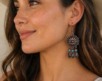 Puede incluir: Pendientes colgantes de color cobre con un diseño floral y detalles de lágrima turquesa. Los pendientes son un accesorio de inspiración western, con un diseño calado y detallado. Los pendientes miden aproximadamente 7.6 cm de largo.