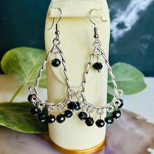 Damen Silber Twisted Black Bead Ohrringe, Damen Kronleuchter Ohrringe D4