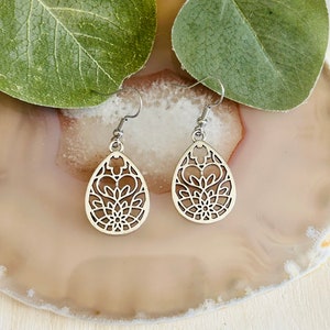 Teardrop Flower Pendants Earrings , Women’s Simple Drop Earrings D4