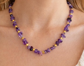 Collier de perles d'améthyste avec touches d'or, collier de pierres violettes, bijoux bohèmes cottagecore, collier minimaliste de pierres précieuses