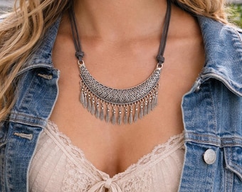 Collar colgante de cuero gris plateado con estilo bohemio hippie estilo suroeste para mujer.