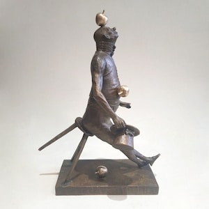 Lustige Bronzefigur, Figurative Statue, Mid-Century Modern Art, handgefertigte Bronzeskulptur, Surrealistische Metallstatue von Dmitry Shevchuk