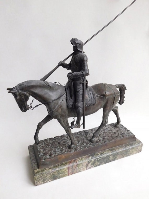 ブロンズ製の馬に乗った騎士の彫刻：中世の装飾、鋳造金属アート