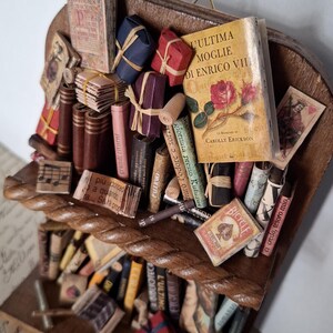 Libreria in miniatura a giorno, da parete o da appoggio in legno e carta. Dimensioni: 15cm x 11cm x 5cm
